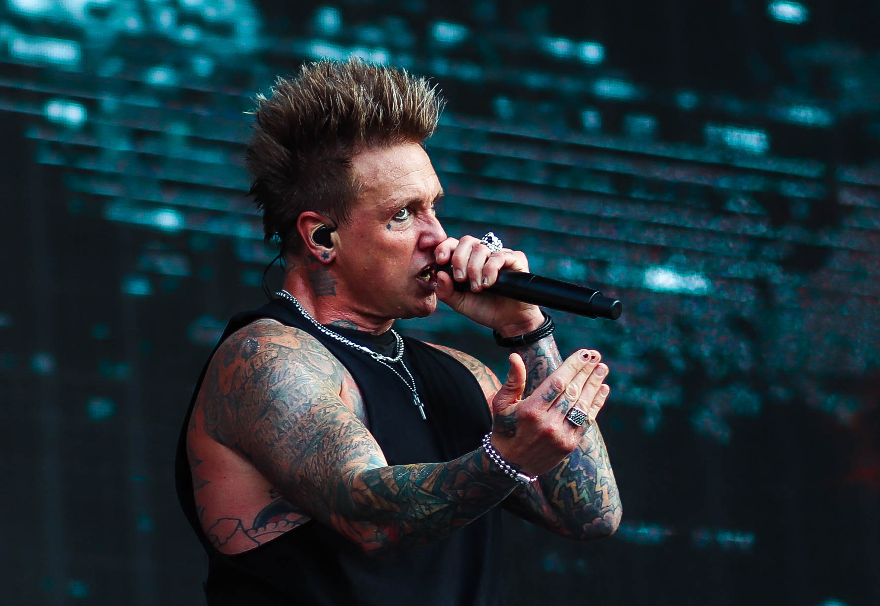 Papa Roach Release Live Video “leave A Light On (talk Away The Dark 