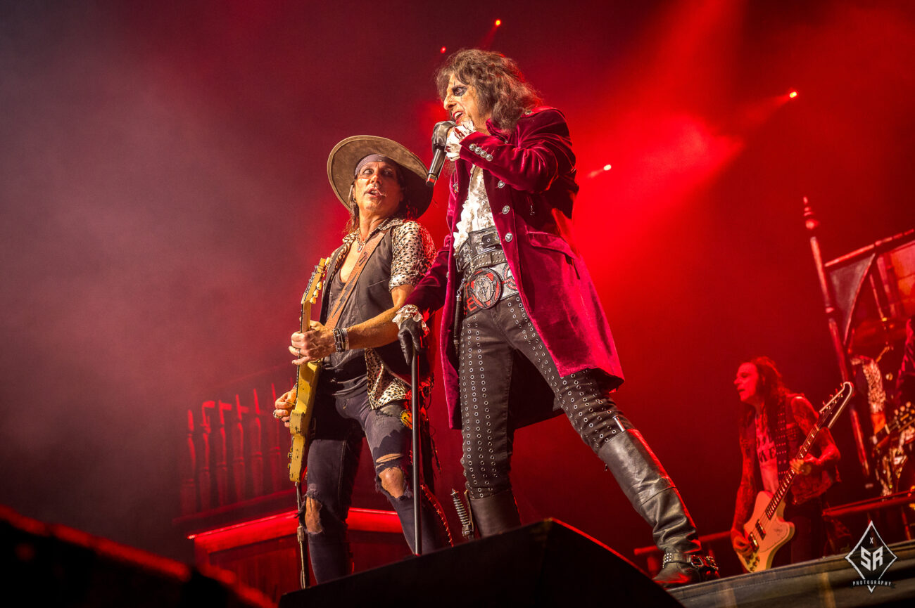 Reckless like a gambler, million dollar maybe… Alice Cooper loses credit card and a local person saves the day Reckless like a gambler, million dollar maybe… Alice Cooper loses credit card and a local person saves the day