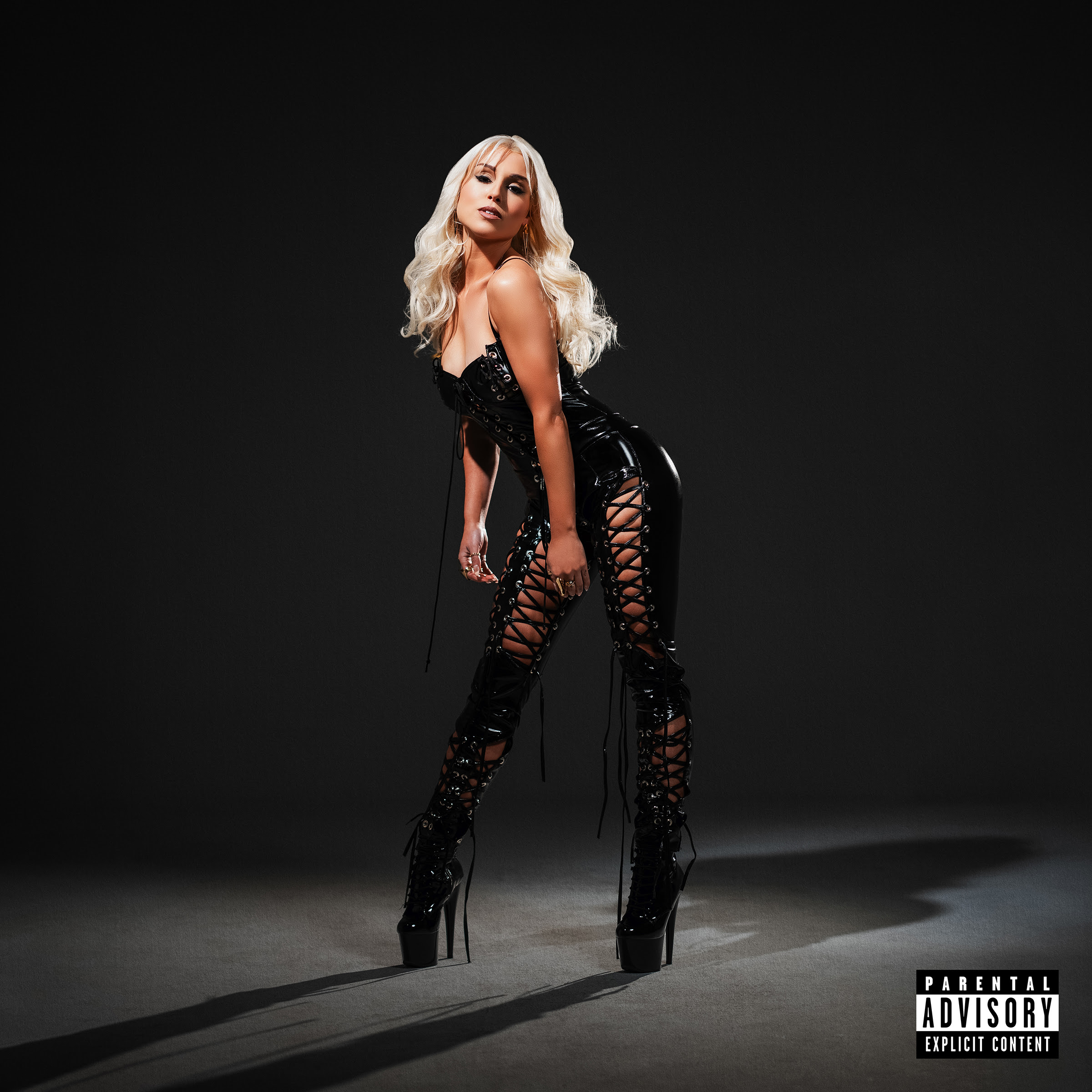 A promising beginning - review of Royale Lynn's debut album 